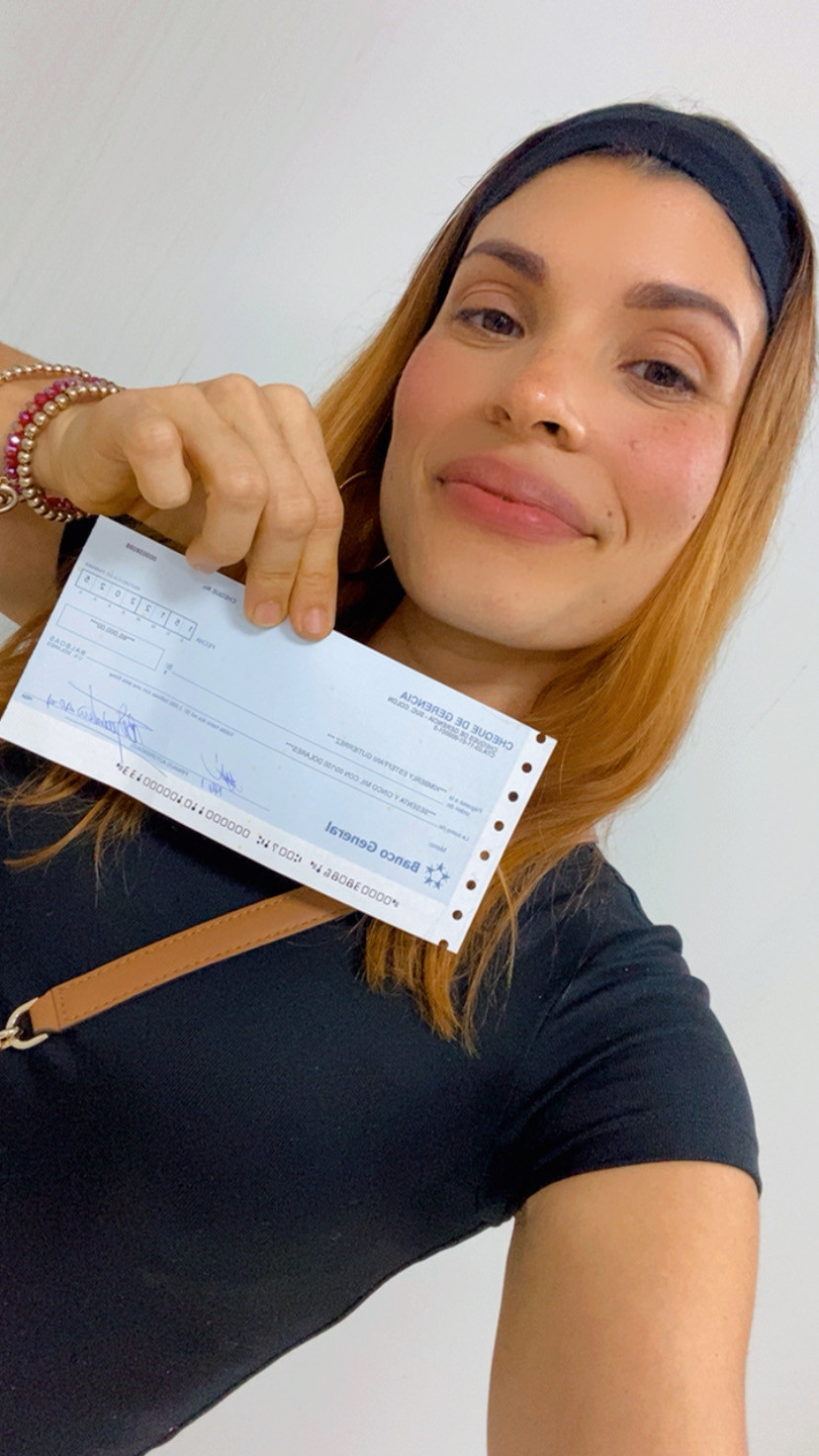 Kimberly Ali con un cheque de 65,000 dólares